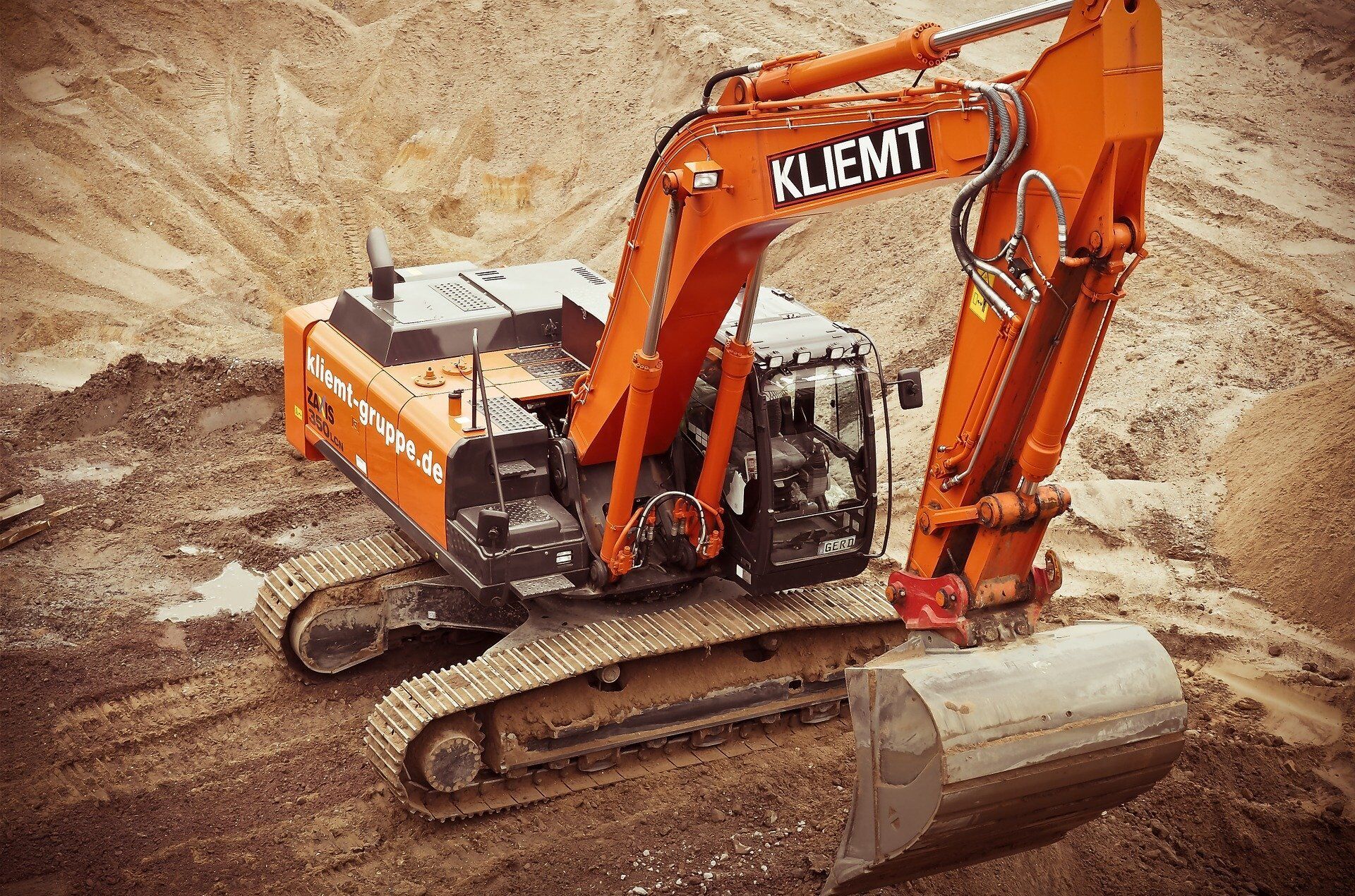 excavators-1174428_1920 (2)