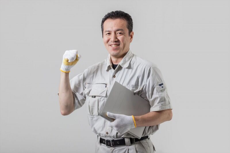 ポーズを決める作業服の男性_R