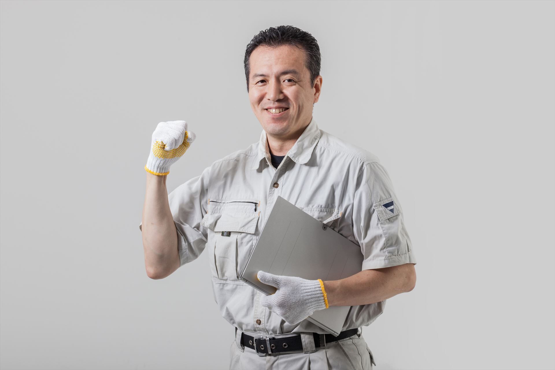 ポーズを決める作業服の男性_R