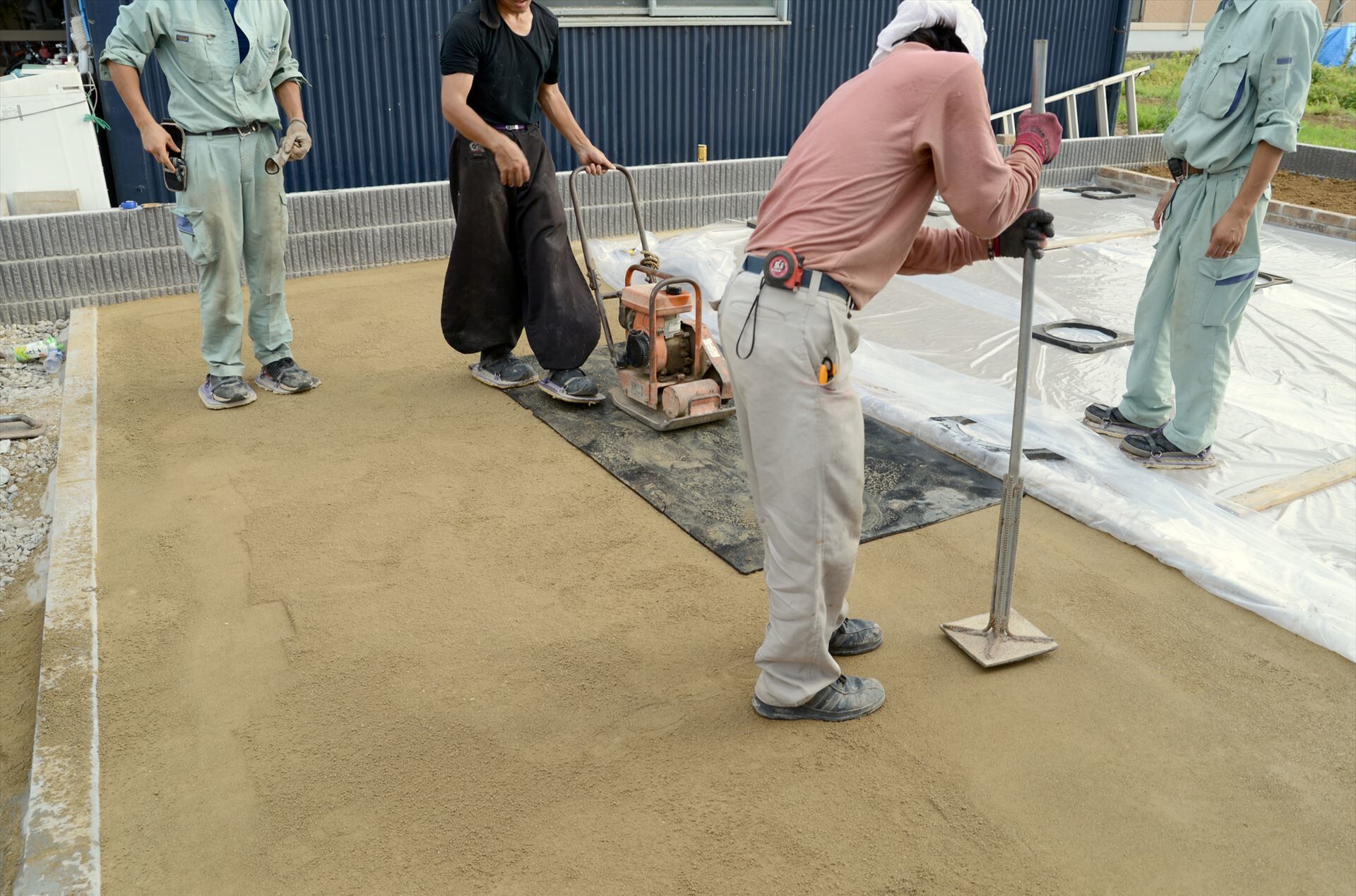 外構工事を行う職人たち